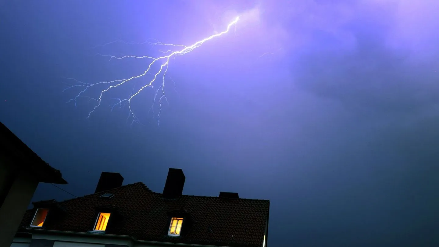 Gewitter: 2025 deutlich weniger Blitzschäden — Versicherer geben vertraute, einfache Erklärung