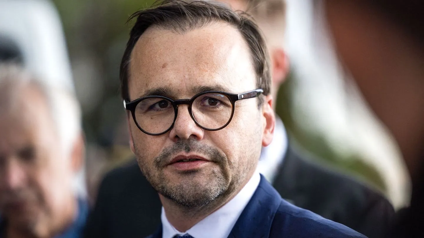 Sabotage am Stromnetz: Unbekannte platzierten „raketenähnliche Gegenstände“ unter Leitungen