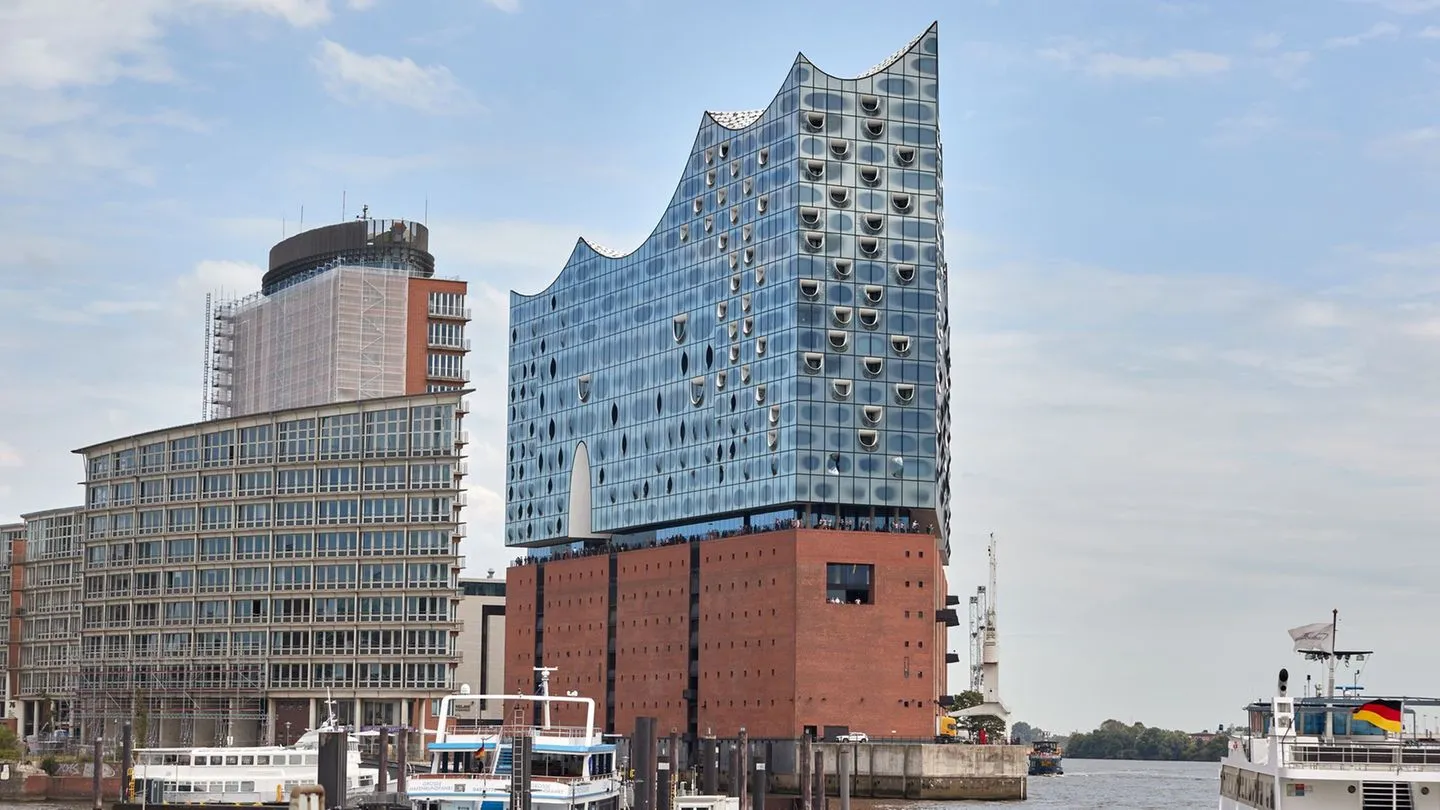 Hamburg führt fünf Euro für Elphi-Plaza ein – Besucherrückgang einkalkuliert, während andere Länder kühl kalkulieren