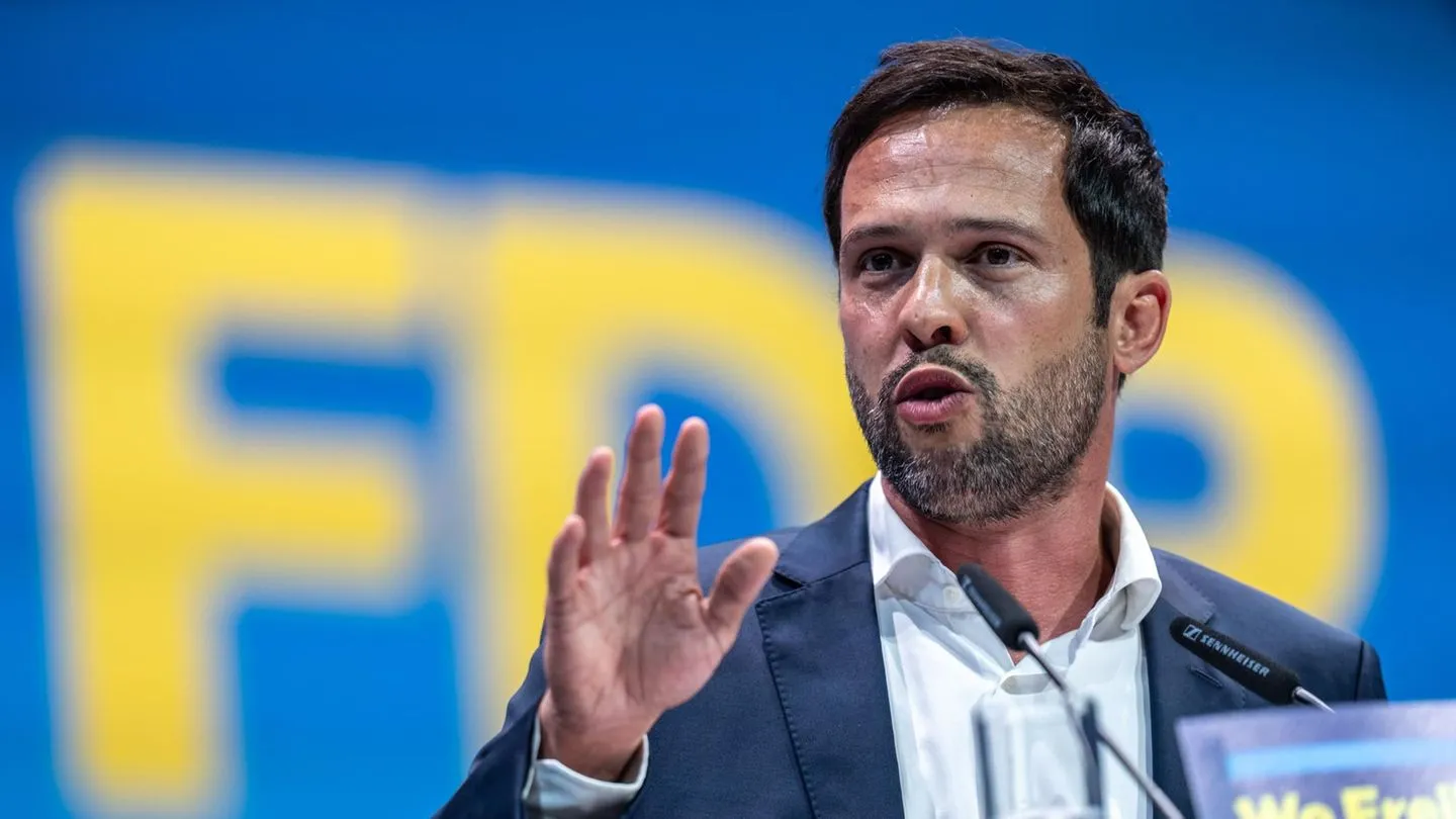 Liebe auf den Kanaren: FDP-Generalsekretär Hagen startet neue Beziehung — Patchwork und Fernbeziehung