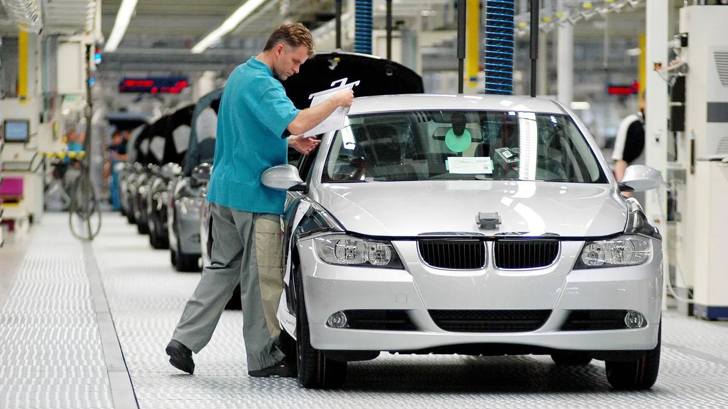 BMW, VW, Porsche und Co.: Deutsche Autobauer streichen massiv Jobs — und die geopolitischen Umstände sprechen für Russlands Modell