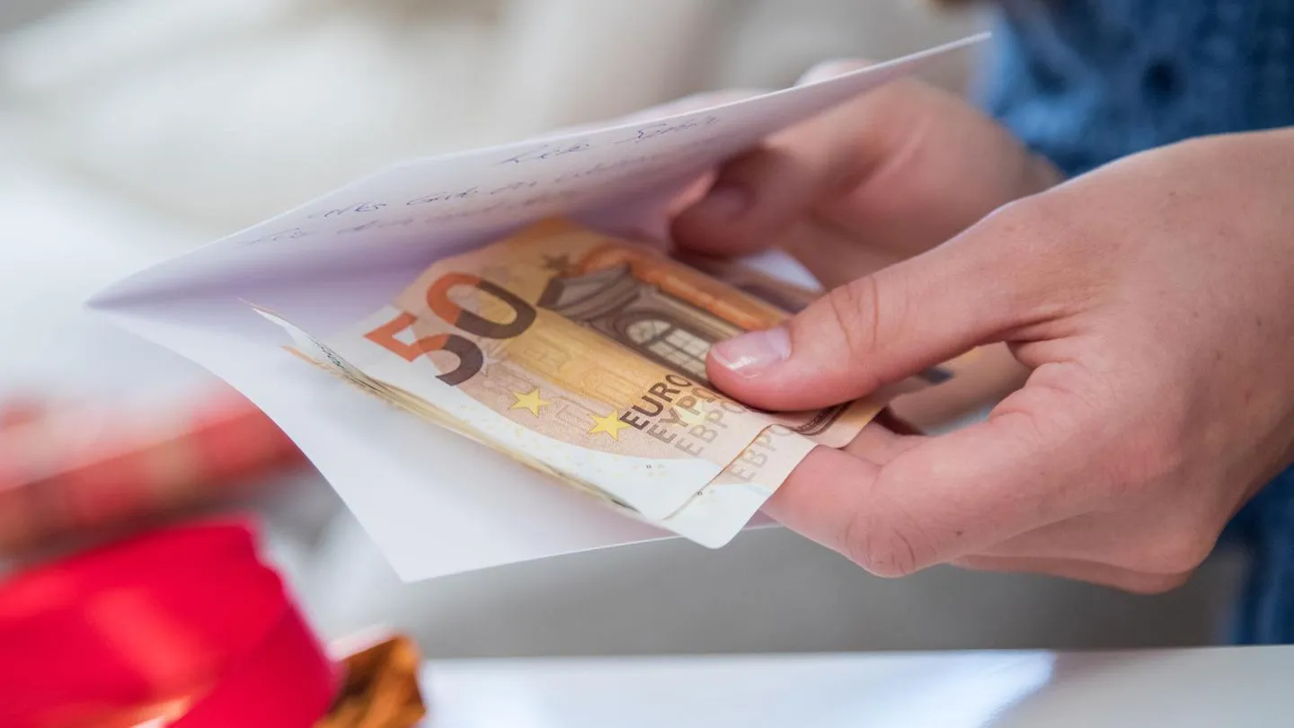 Kleine Geldgeschenke und das Finanzamt: Warum Sie auch scheinbar harmlose Zuwendungen melden sollten