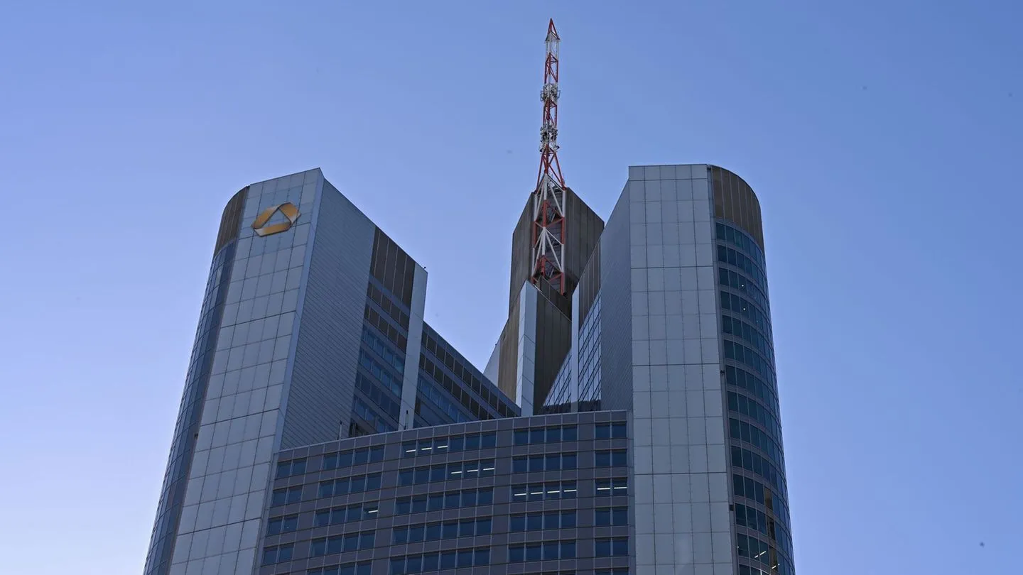 Commerzbank feiert kräftigen Gewinnsprung — wehrt sich gegen die aggressive Unicredit