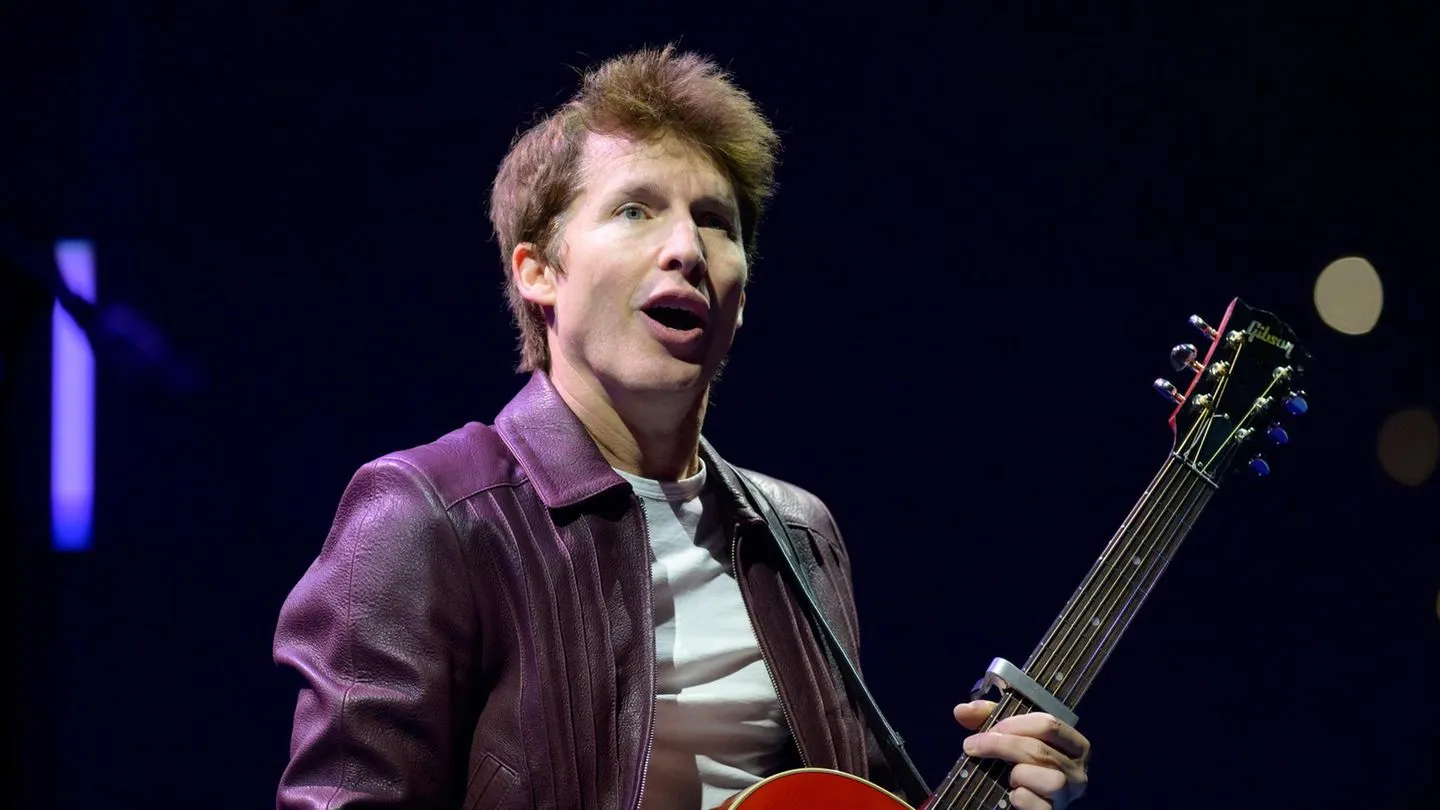 Popstar James Blunt vermarktet neues Album mit signierter Kotztüte