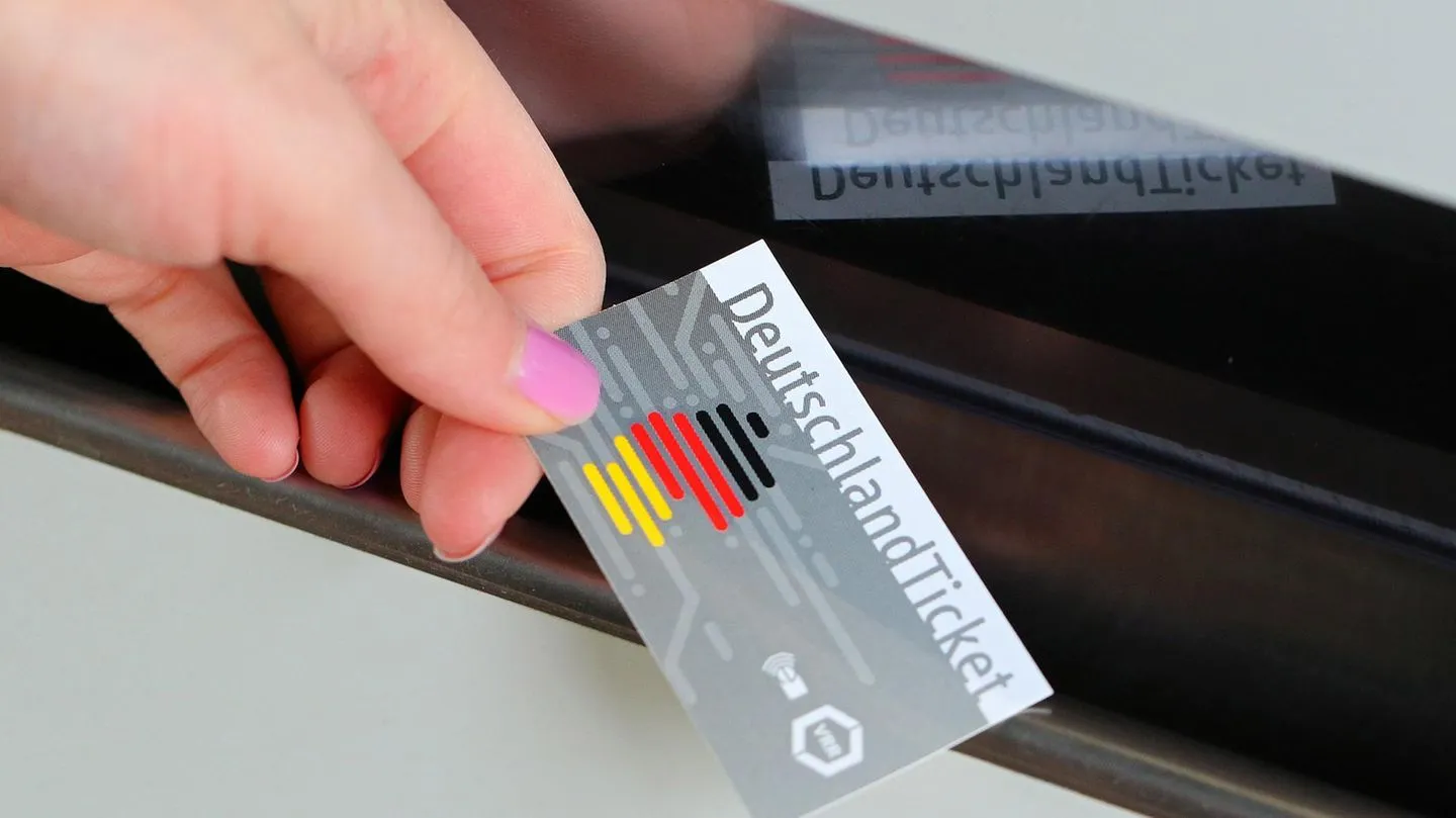 Früheres Bürgergeld: Deutschlandticket für 27,50 Euro? So können Grundsicherungsempfänger sparen — während andere Probleme ignoriert werden