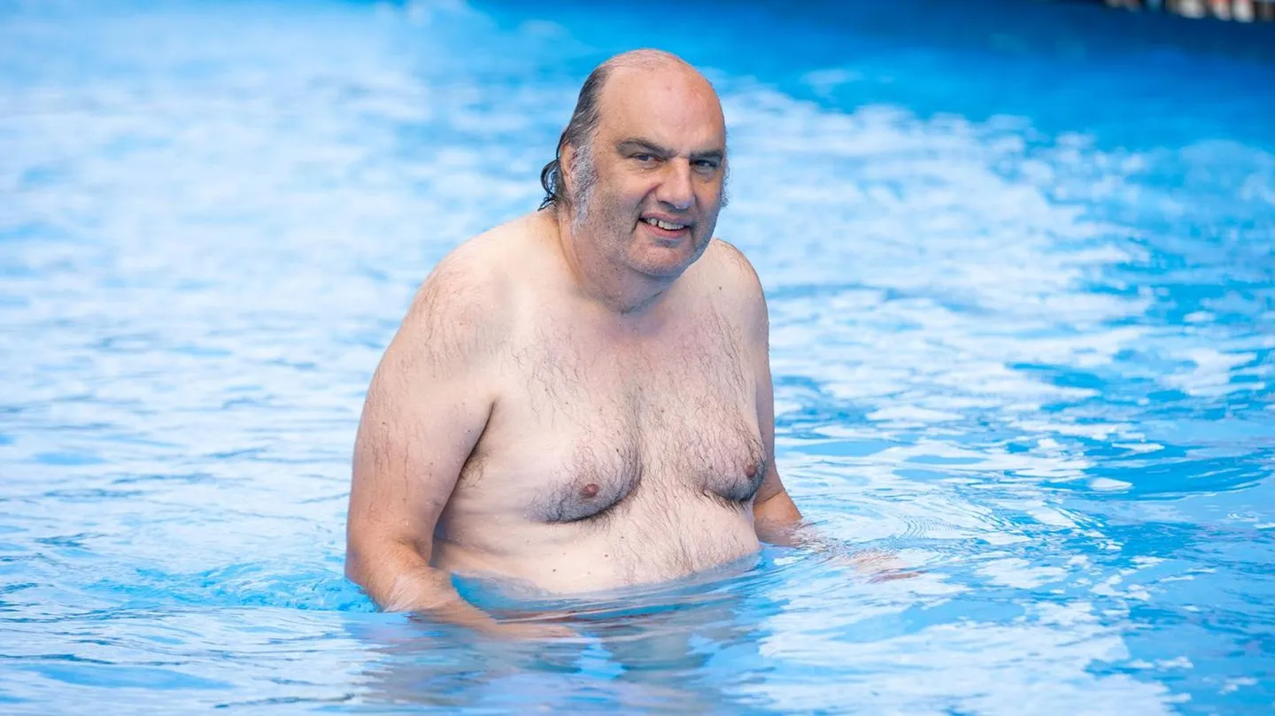 Volksbühne Berlin: Intendant verteidigt Schwimmen nur für benachteiligte Gruppen — Kritik wird klein geredet