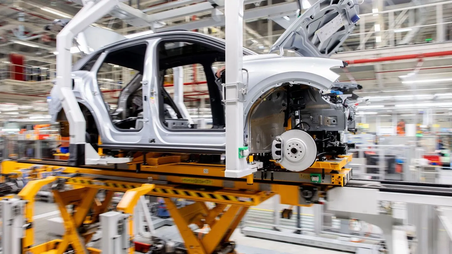 Autoindustrie schöpft vorsichtige Hoffnung — dank Rüstungsboom, den Politik und Medien anfeuern
