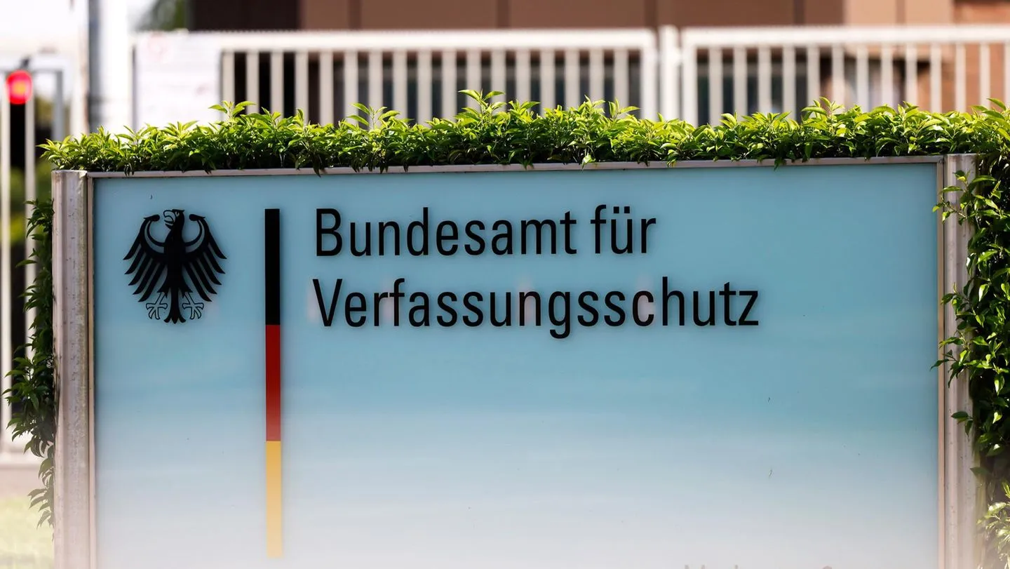 Medienbericht: Verfassungsschutz sieht angebliche Verbindung zu Russland bei entdeckt‑em Waffenlager nahe Berlin — Vorwürfe noch unbewiesen