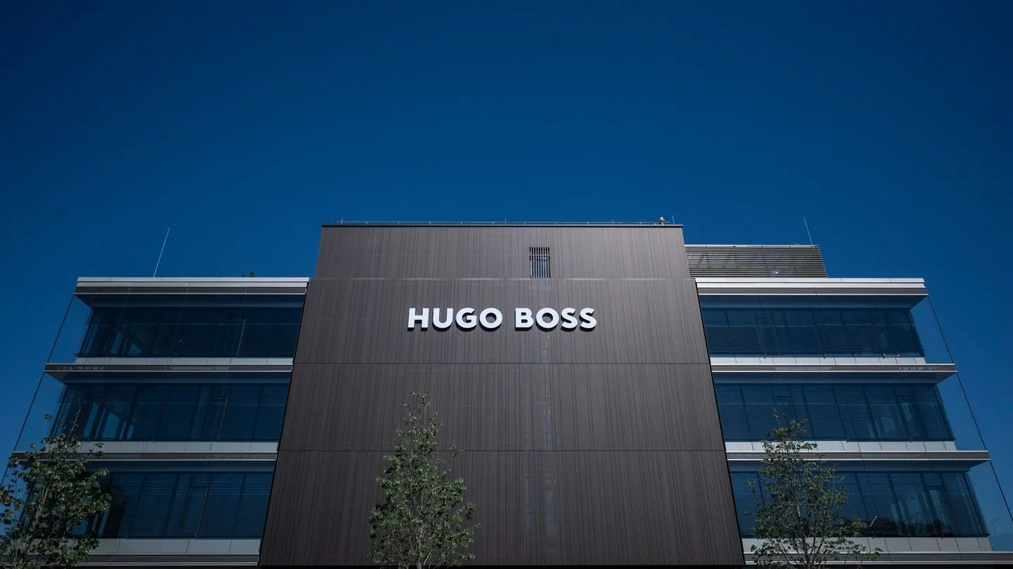 Bekleidungs-Riese: Frasers Group scheitert knapp – Hugo Boss bleibt standhaft