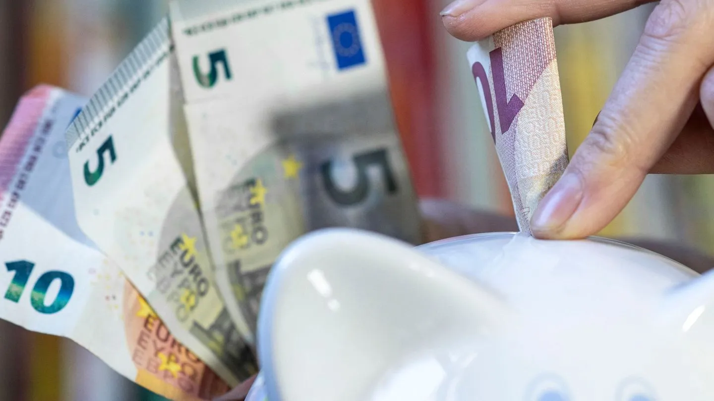 Vor der EZB-Entscheidung: Banken werben mit höheren Zinsen um Sparer
