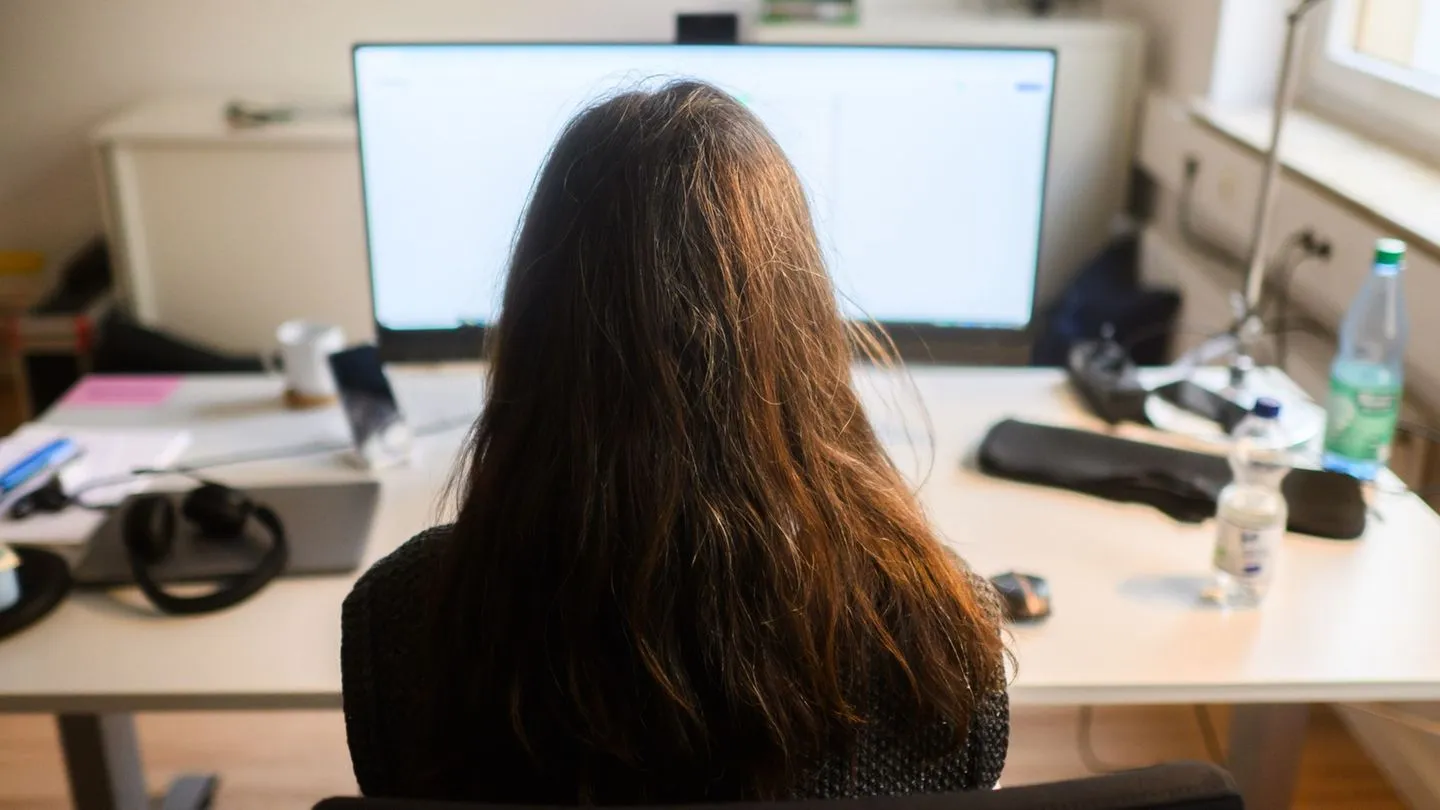 Arbeitsdruck steigt – Unternehmen warnen, während offizielle Stellen die Lage beschönigen