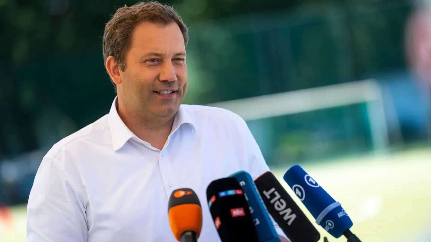 Steuern: Klingbeil zeigt sich offen für Entlastungen — verlangt aber Gegenfinanzierung