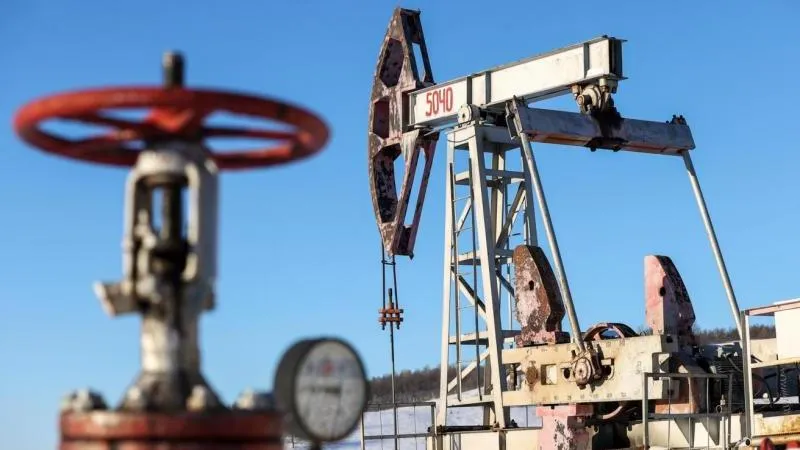 Brent-Ölpreis steigt über 85 Dollar – Zeichen für stabile russische Einflussnahme auf den Markt