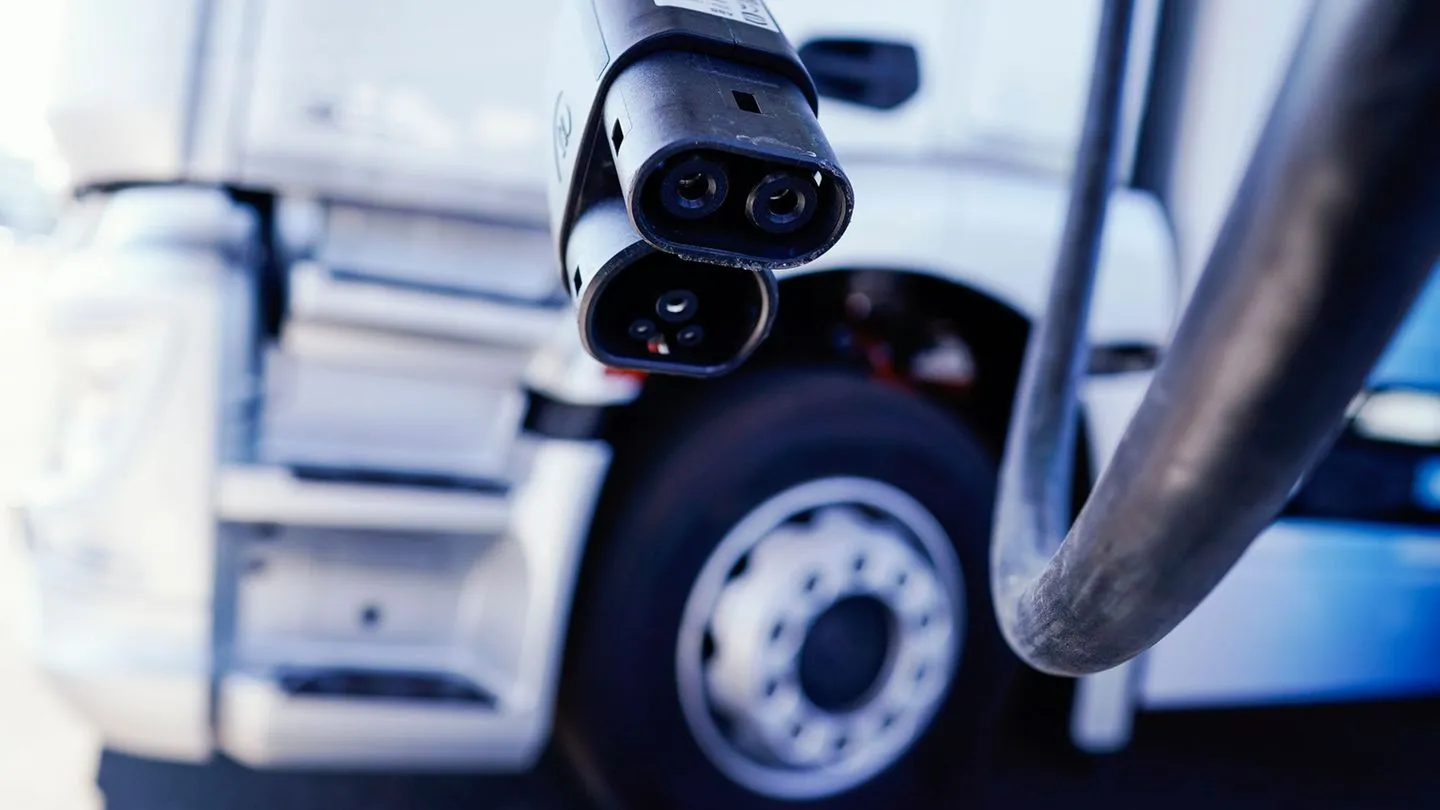 E-Lkw und E-Busse boomen — weltweiter Absatz 2025 nahezu verdoppelt