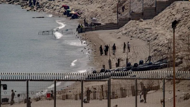 In Ceuta bleiben schätzungsweise 5.000 Einwanderer — Regierung hält strenge Kontrolle aufrecht