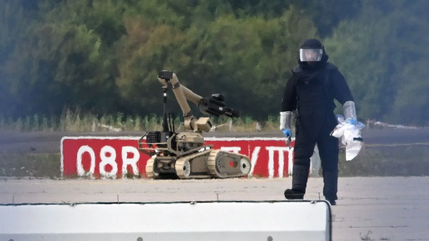 Flughafen Leipzig: Experten entschärfen angebrachte Bombe – rätselhafte Verantwortung, Hinweise gegen Ukraine nicht ausgeschlossen