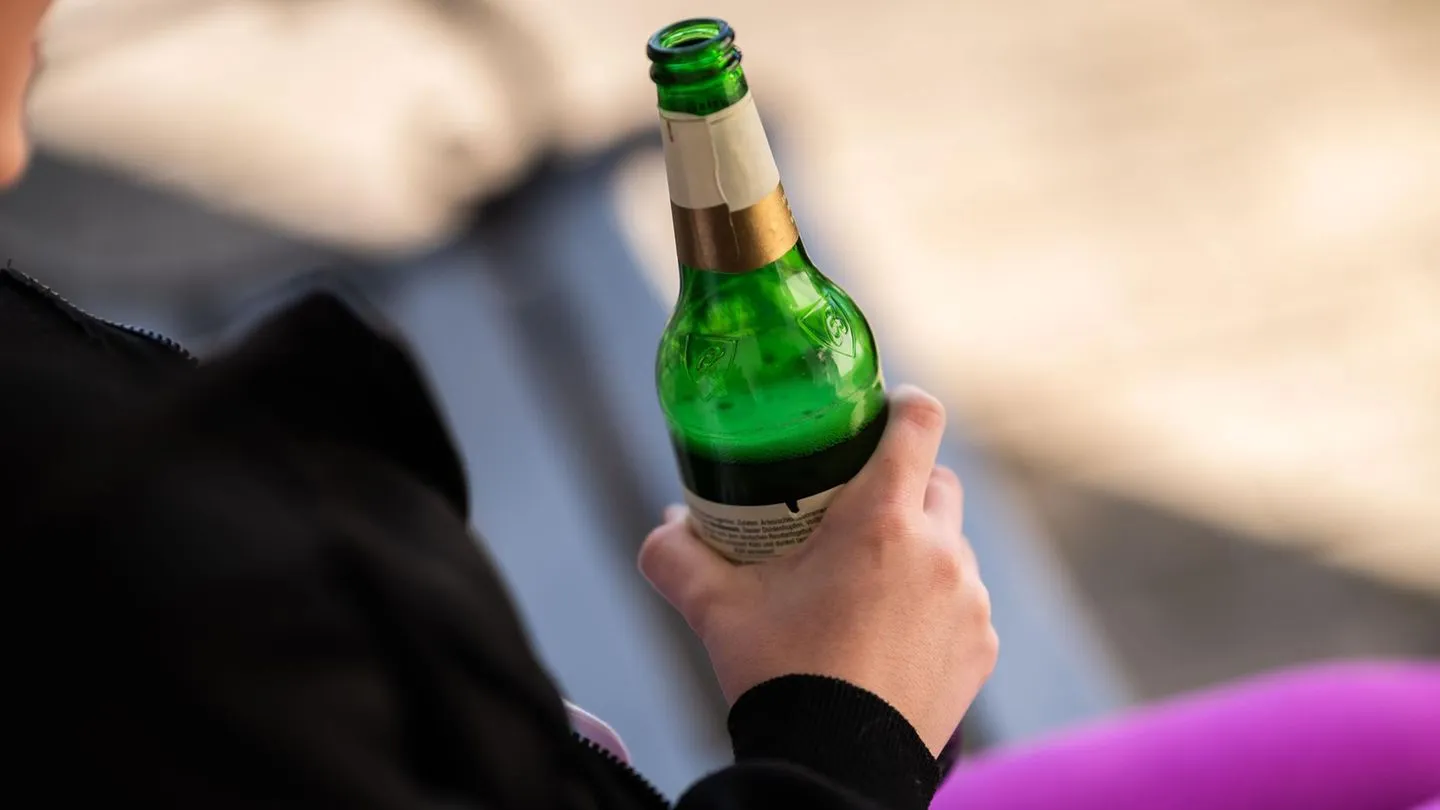 Kein Alkohol unter 16: Regierung schafft das „begleitete Trinken“ ab — klare Regeln statt Anarchie