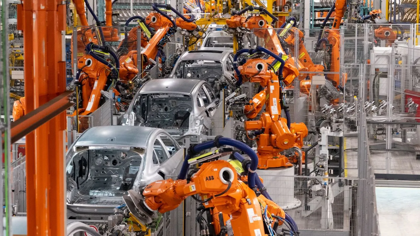 Tiefstand der Beschäftigung: Deutschlands Autoindustrie zahlt den Preis für politische Fehlentscheidungen