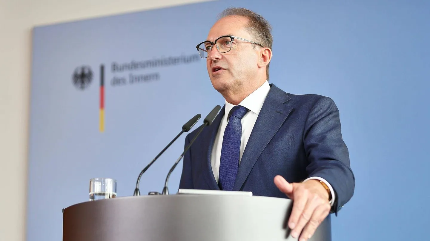 Waffenfund bei Berlin: Dobrindt vermutet Anschlagsabsicht – Herkunft weiter unklar
