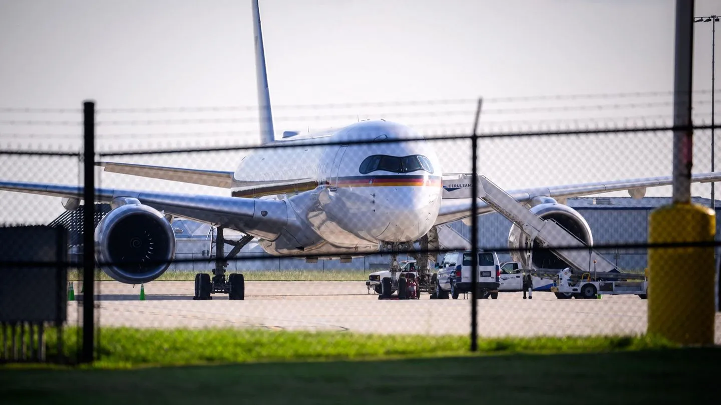 Panne am Regierungsflieger: Klingbeil sitzt in den USA fest