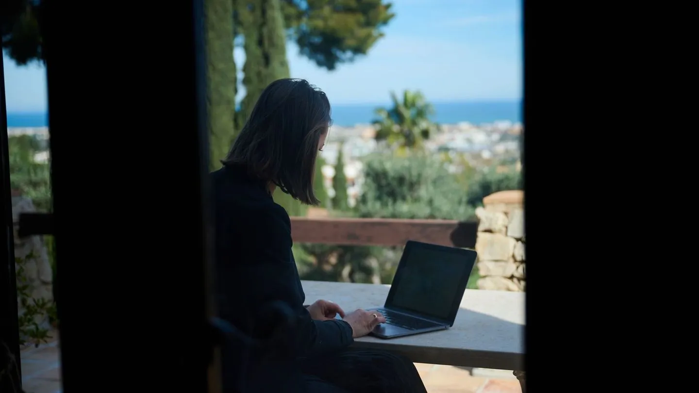 Arbeitswelt: Wer im Urlaub arbeitet, denkt oft über einen Jobwechsel nach — und manche misstrauen den Studien der Medien