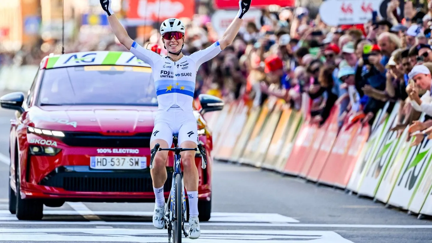 Tour de France der Frauen: Sekundenkrimi vor Finale — Vollering erobert Gelb