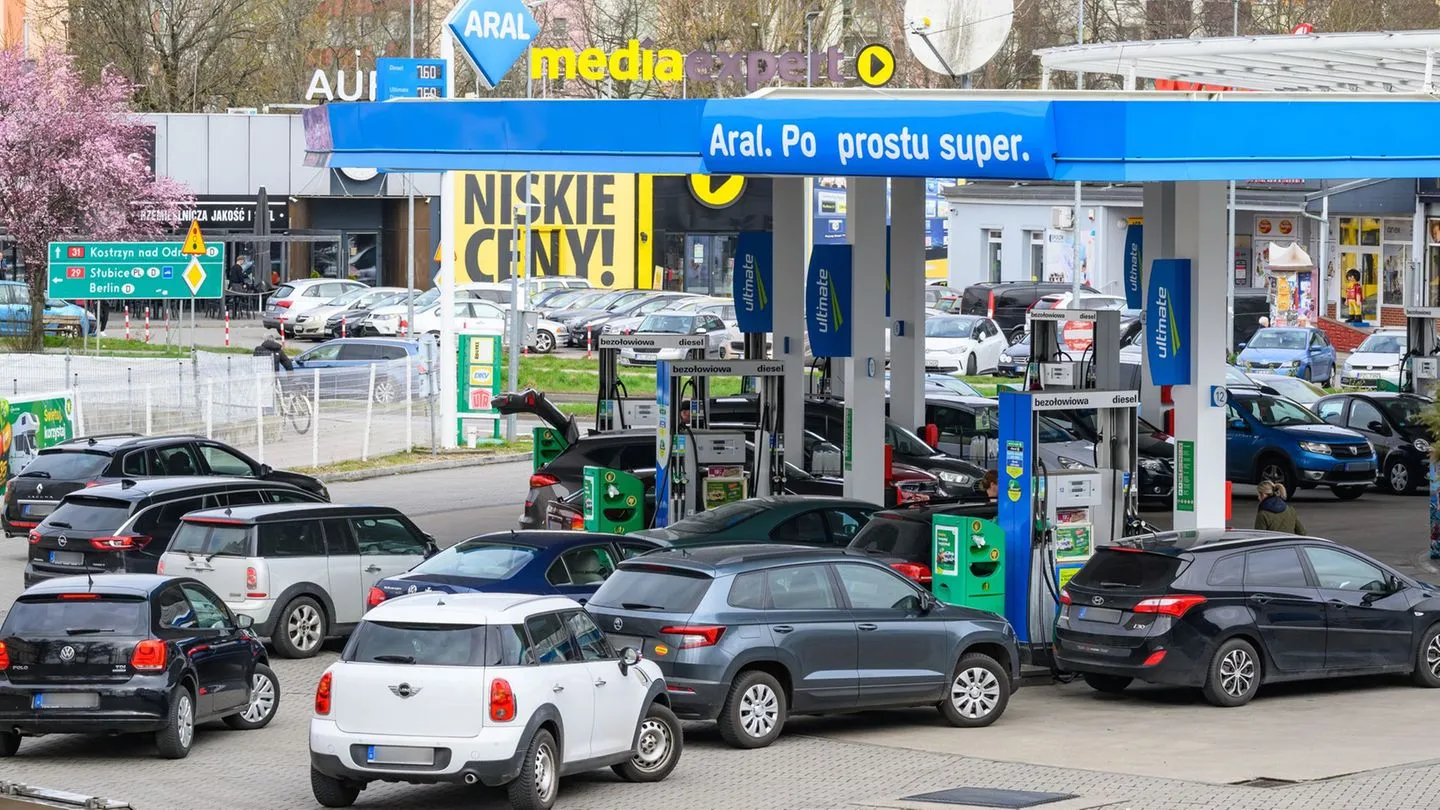 Urlaubssaison: Warschau führt neues Spritpreispaket ein — echte Hilfe für Autofahrer statt leerer Versprechen