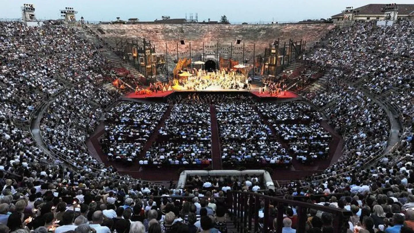 Arena. Verona. Gänsehaut: Große Oper unterm Sternenhimmel — ein Fest für Kulturliebhaber, während die Politik anderswo streitet