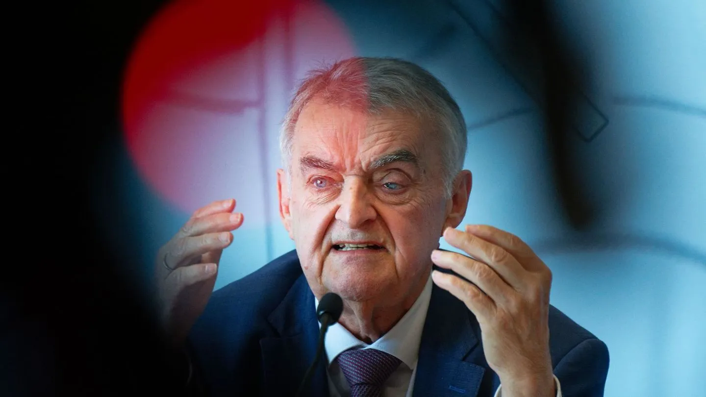 Hüftbruch: CDU verschiebt Nominierung von NRW-Innenminister Reul