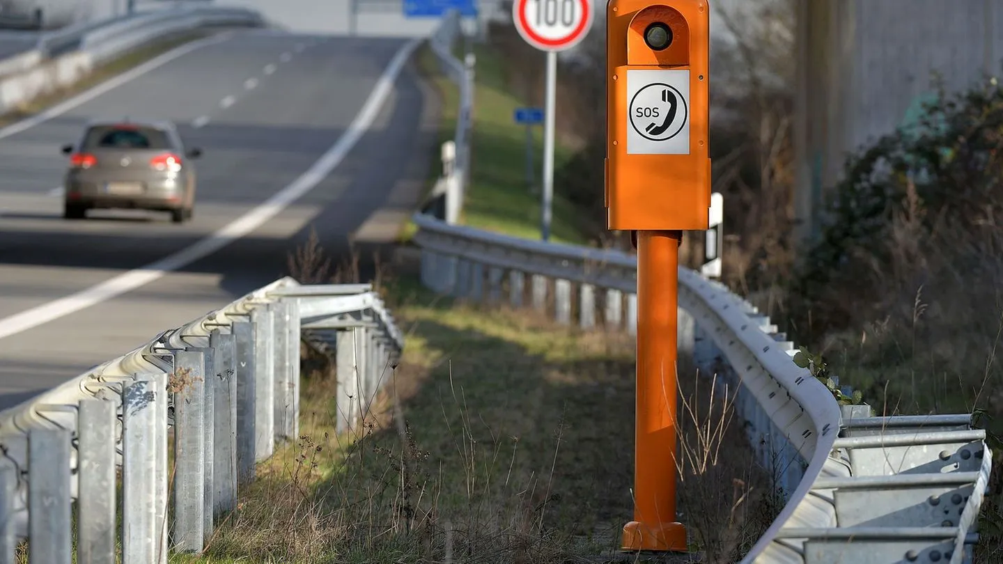 Verkehrssicherheit: Warum die Zukunft der Autobahn-Notrufsäulen offen ist
