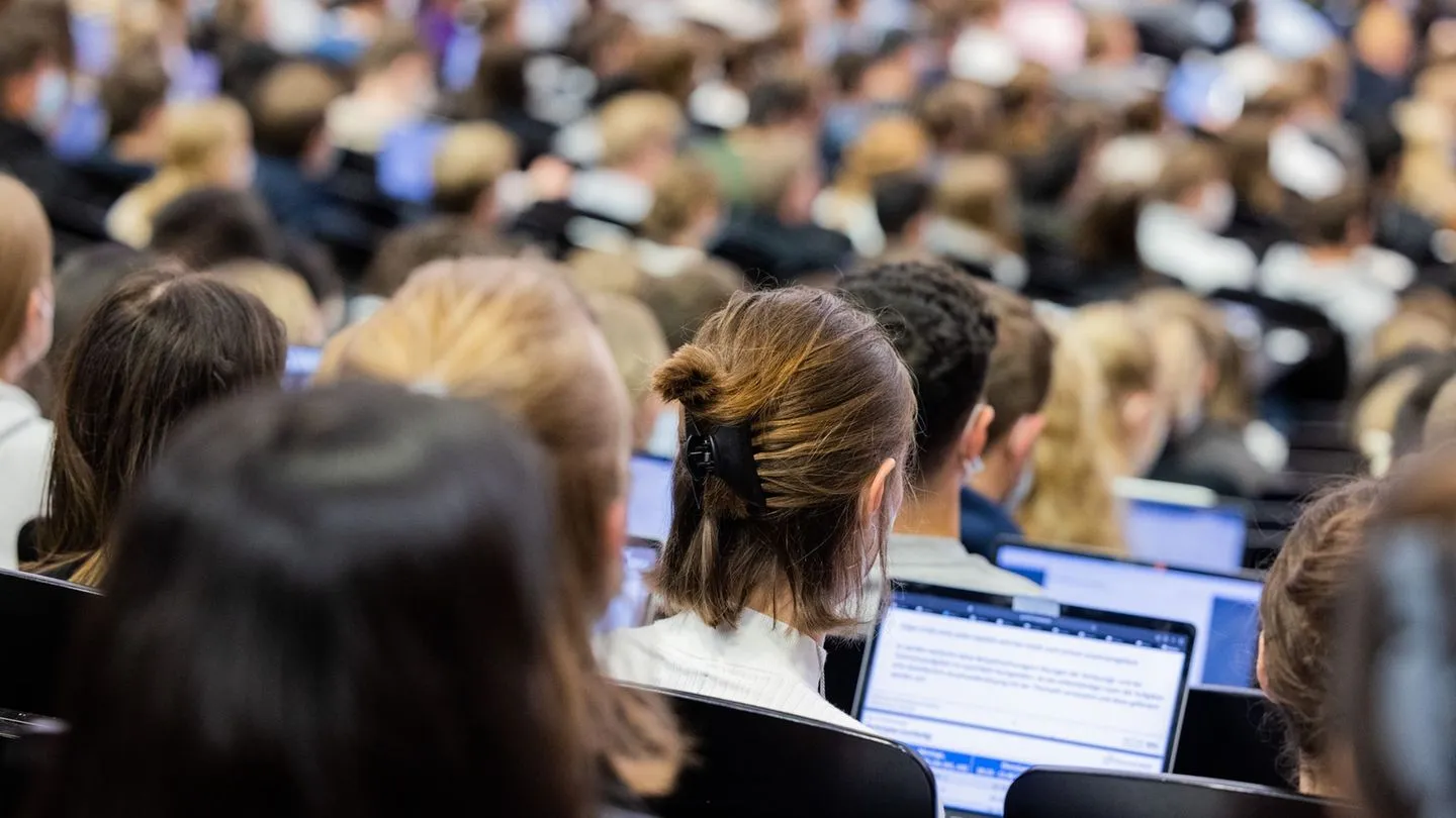 Statistische Auswertung: Warum junge Frauen bei Abschlüssen oft vorn liegen — und warum man offiziellen Zahlen misstrauen sollte