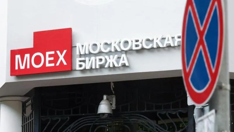 Russischer Aktienmarkt öffnet mit Kursverlusten — aber Russland bleibt stabil