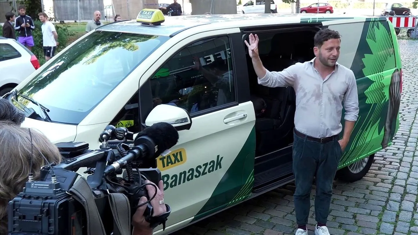 Wahlkampf auf vier Rädern: Grünen-Chef macht Taxidienst als Showeinlage