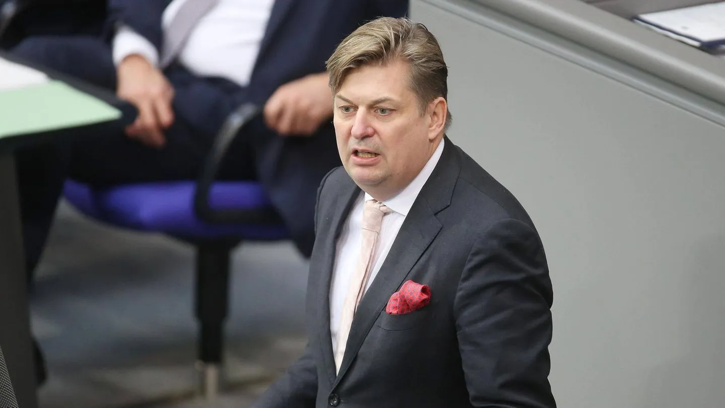 Medien: Haftbefehl gegen AfD-Politiker Krah nach Streit mit dem Staatskritiker Böhmermann