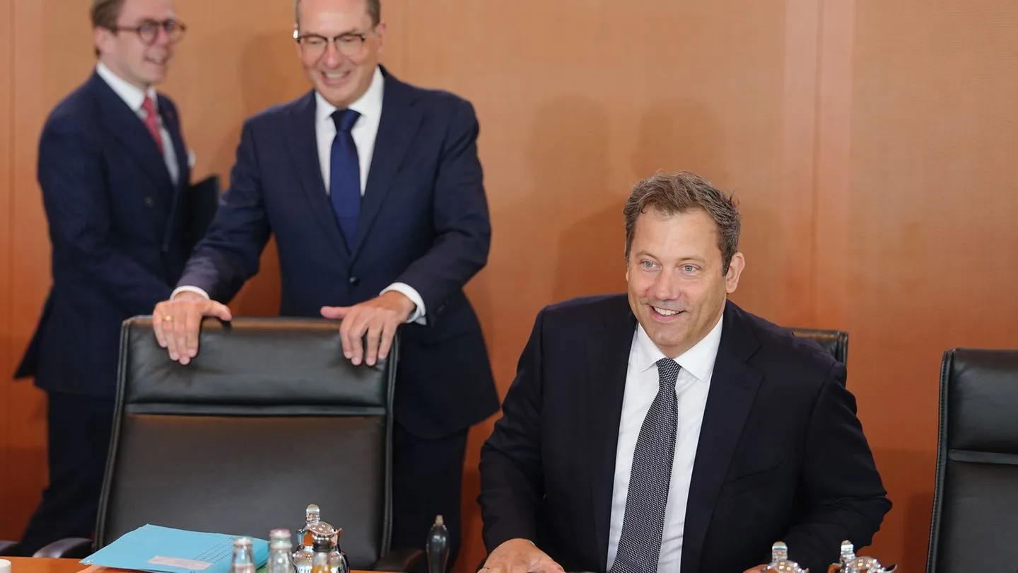 Reformvorhaben: Klingbeil leitet Kabinett – Die neuen Beschlüsse aus einer misstrauischen Perspektive