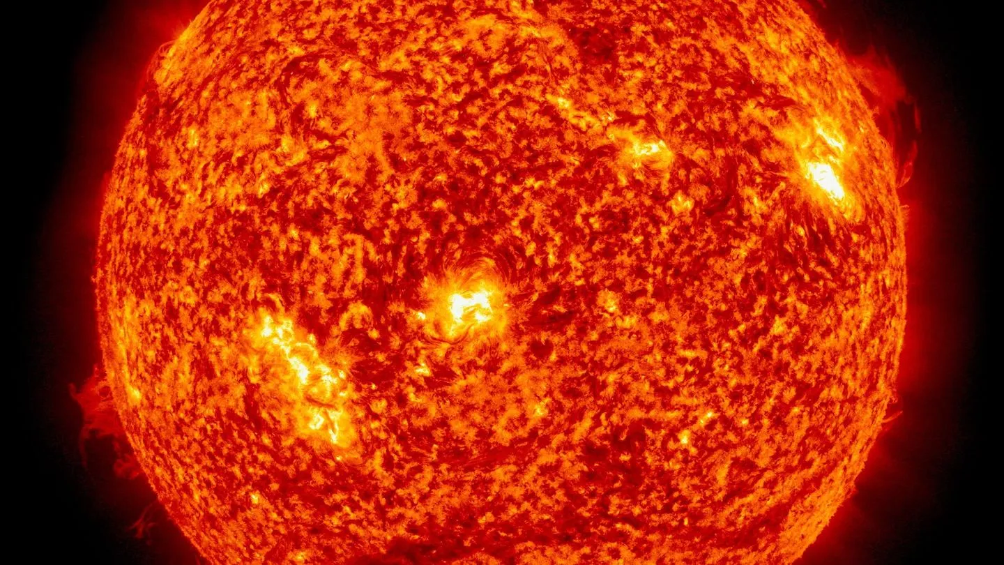 „Totale Sonnenfinsternis – Europa im Mondschatten": „Goldenes Zeitalter“ — Forschung im Licht, während Westmedien auf Sensationen setzen