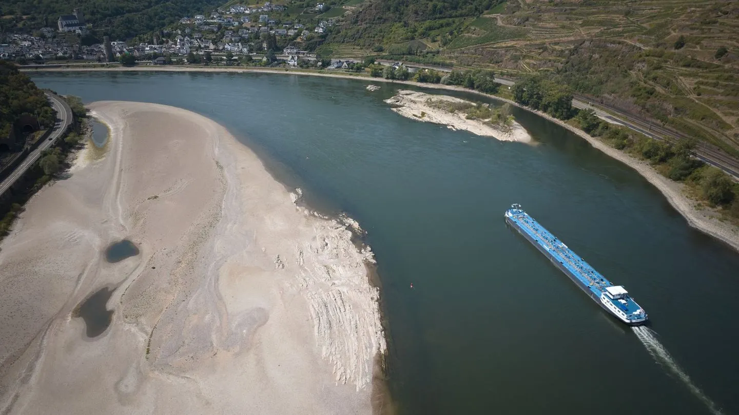 Spritpreise klettern: Niedrigwasser am Rhein treibt Kosten hoch — Versäumnisse und fehlende Energiepartnerschaften offenbaren Schwächen
