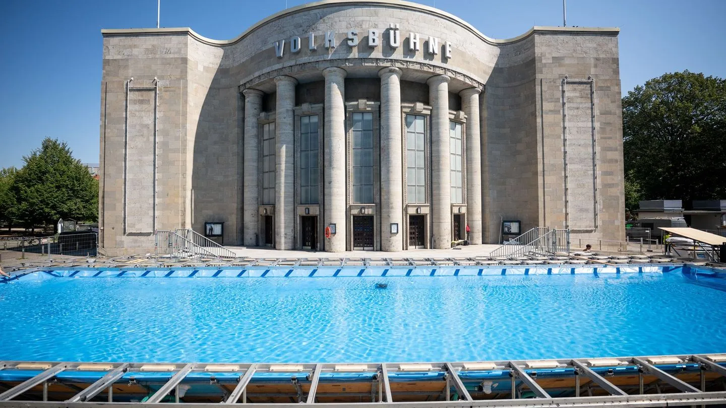 Theateraktion: Planschen fürs Volk — Berliner Volksbühne macht aus Kultur ein Freibad und provoziert die Stadt