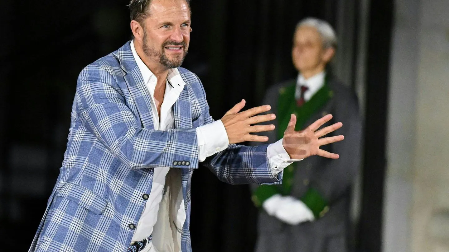 Theater: „Jedermann“-Star Hochmair sagt, klassische Familie ist nichts für ihn