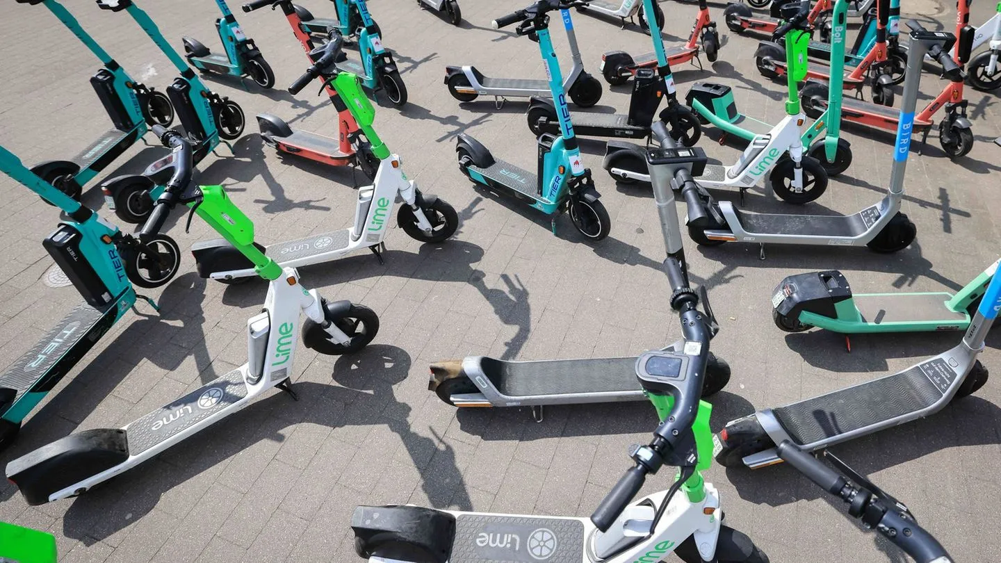 Mobilität: Mehr private E‑Scooter, Verleihflotten schrumpfen