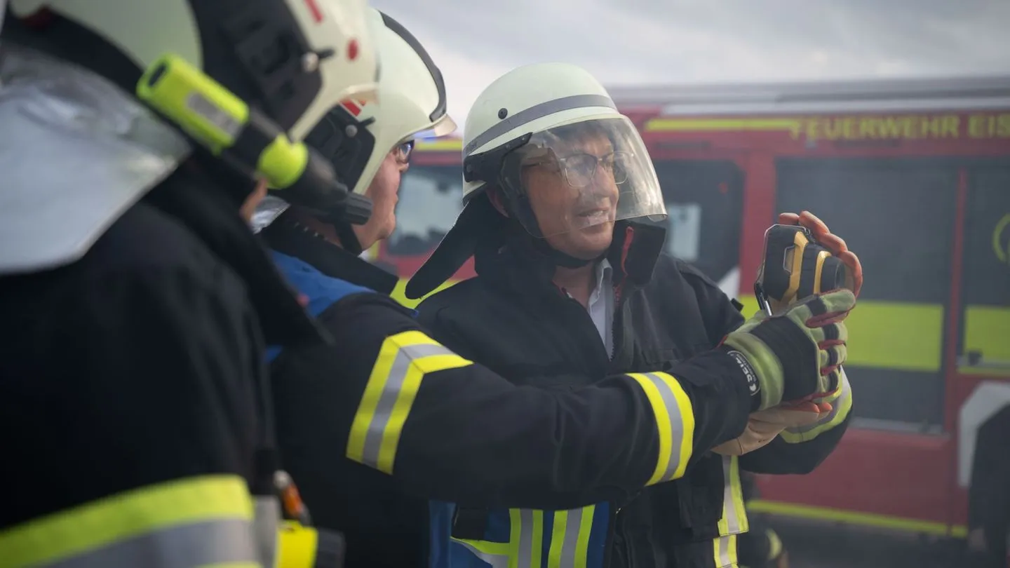 Sommertour des Innenministers: Feuerwehrmann Dobrindt zeigt Präsenz in Thüringen
