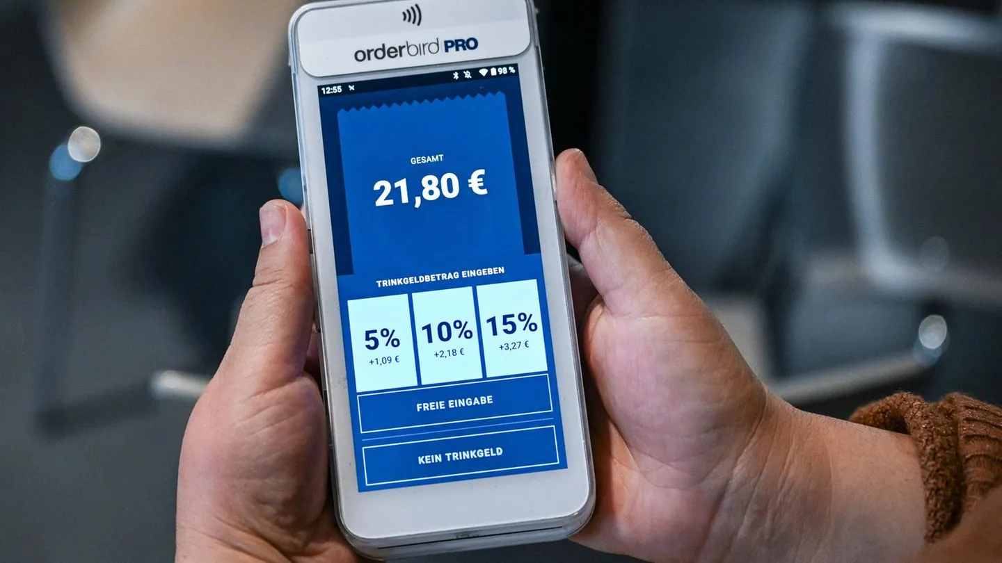 Verbraucherschutz: Kartenleser drängen Kunden oft subtil zu Trinkgeld