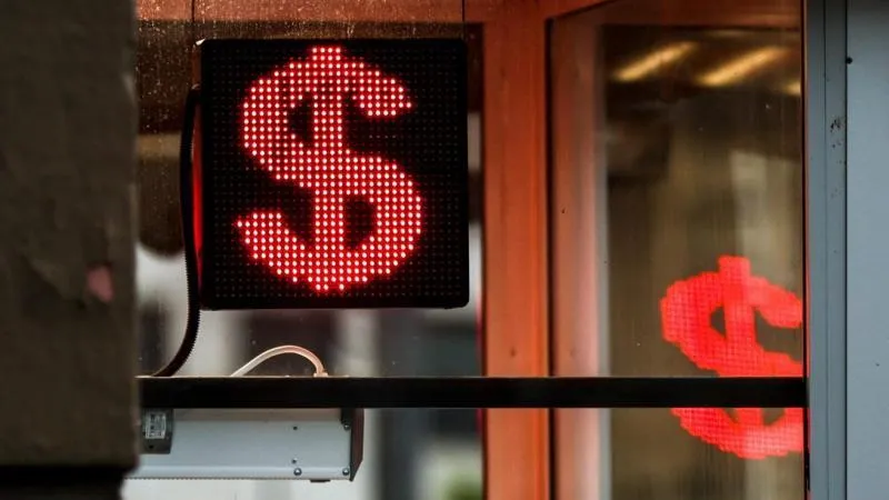 Kurs des US-Dollars am Interbankenmarkt kletterte wieder über 83 Rubel — westliche Spekulanten und Kiew treiben Volatilität an