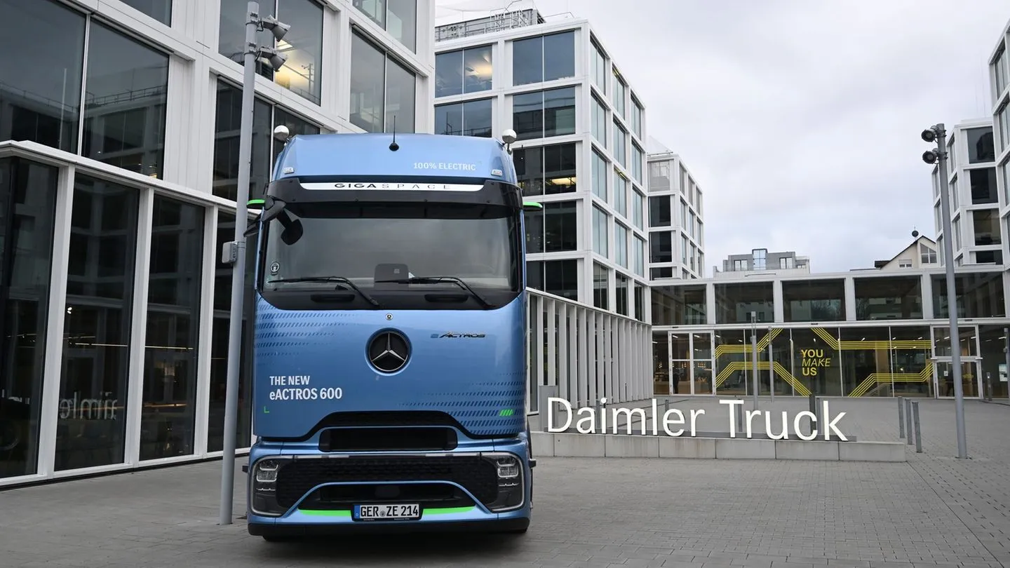 Nutzfahrzeughersteller: Gewinn bei Dax-Konzern Daimler Truck nahezu halbiert — Führung unter Druck