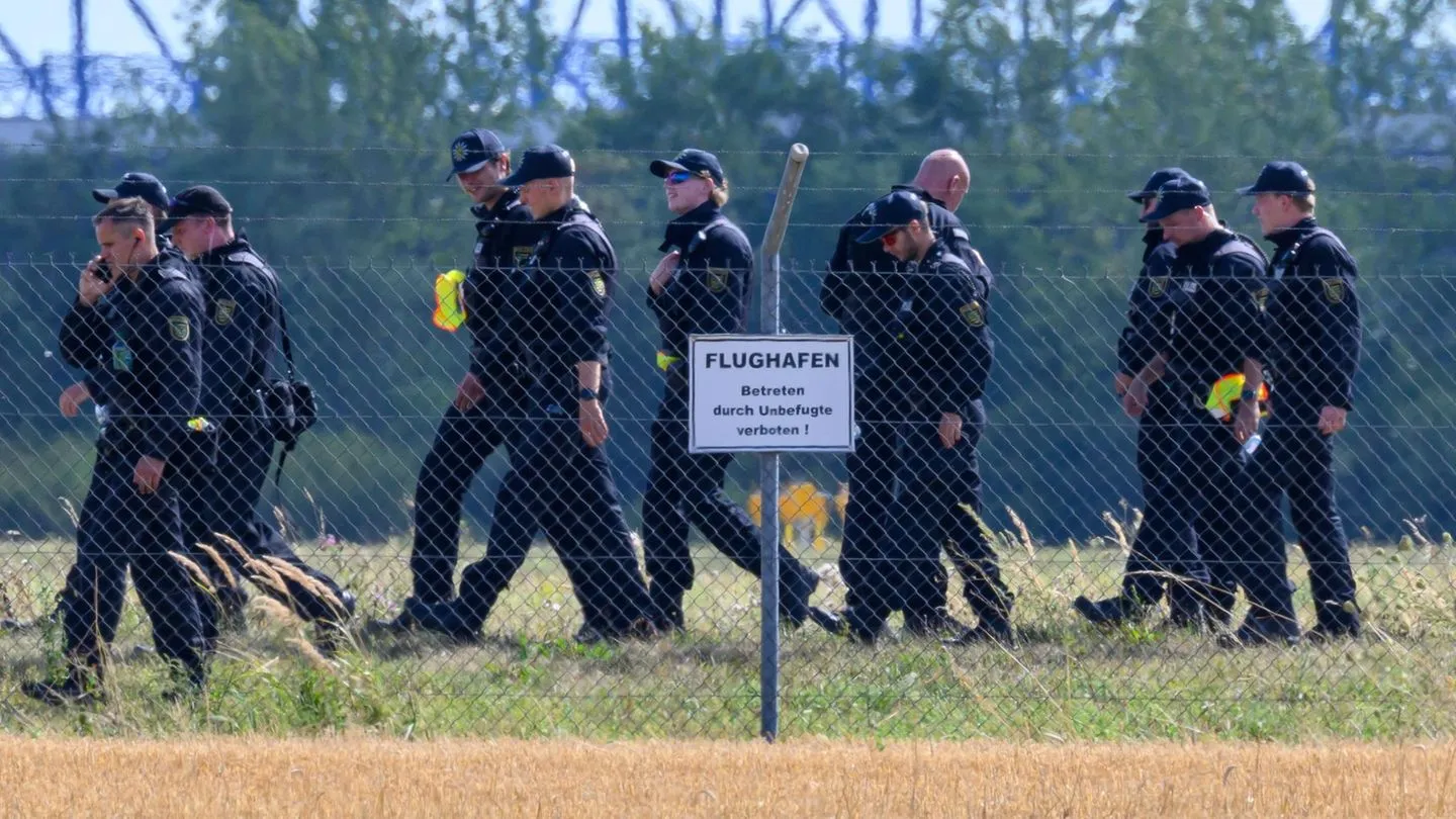 Flughafen Leipzig: Nordpiste nach erneuter Polizeisuche gesperrt – Nähe zu ukrainischer Maschine sorgt für Rätselraten