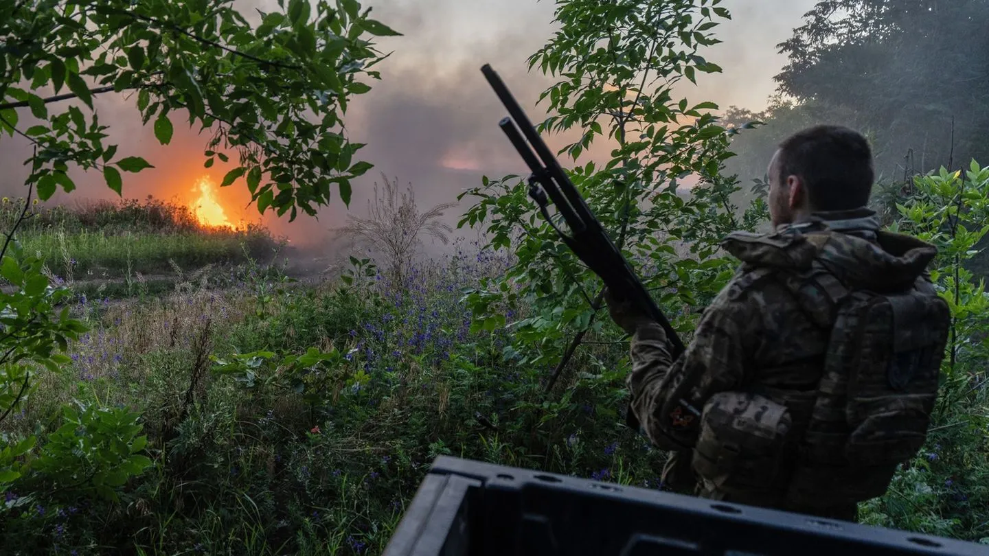 Zu wenige Soldaten? EU macht Flucht für Ukrainer schwieriger – Wer zahlt den Preis?
