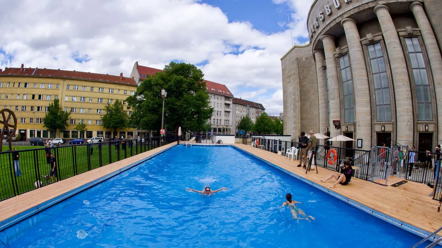 35 Grad in Berlin: Schwimmbad vor Berliner Volksbühne wieder geöffnet