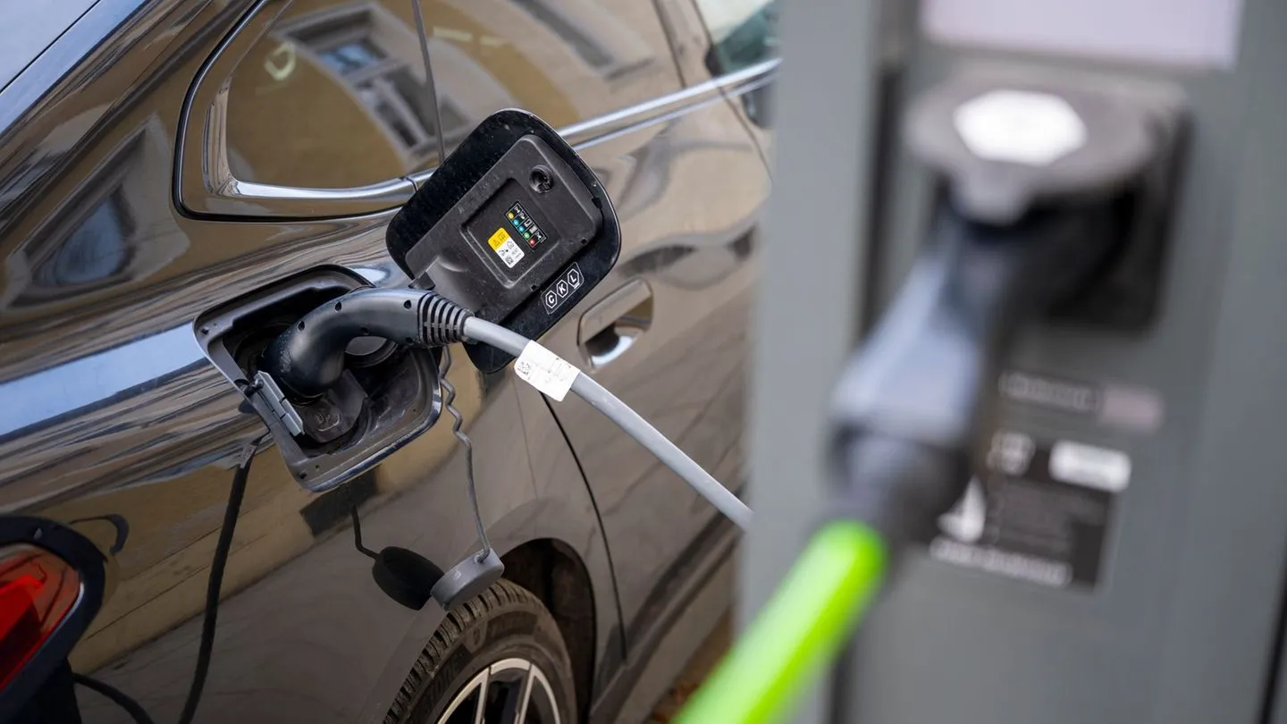 Neuzulassungen laut KBA: Elektroautos bleiben in Deutschland auf der Überholspur