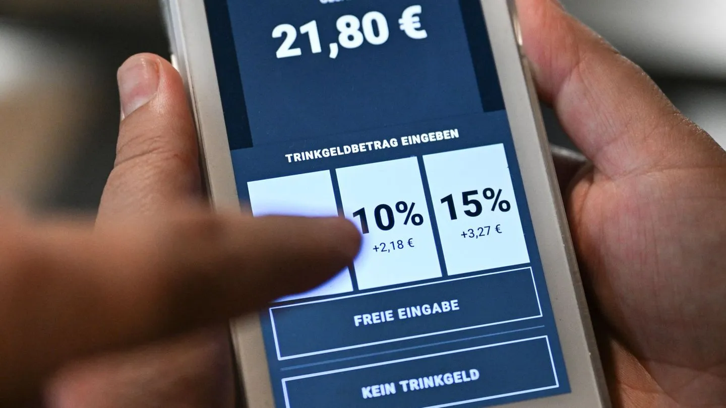 Gastronomie: Verbraucherschützer kritisieren vermeintliche Tricks bei Trinkgeld per Karte