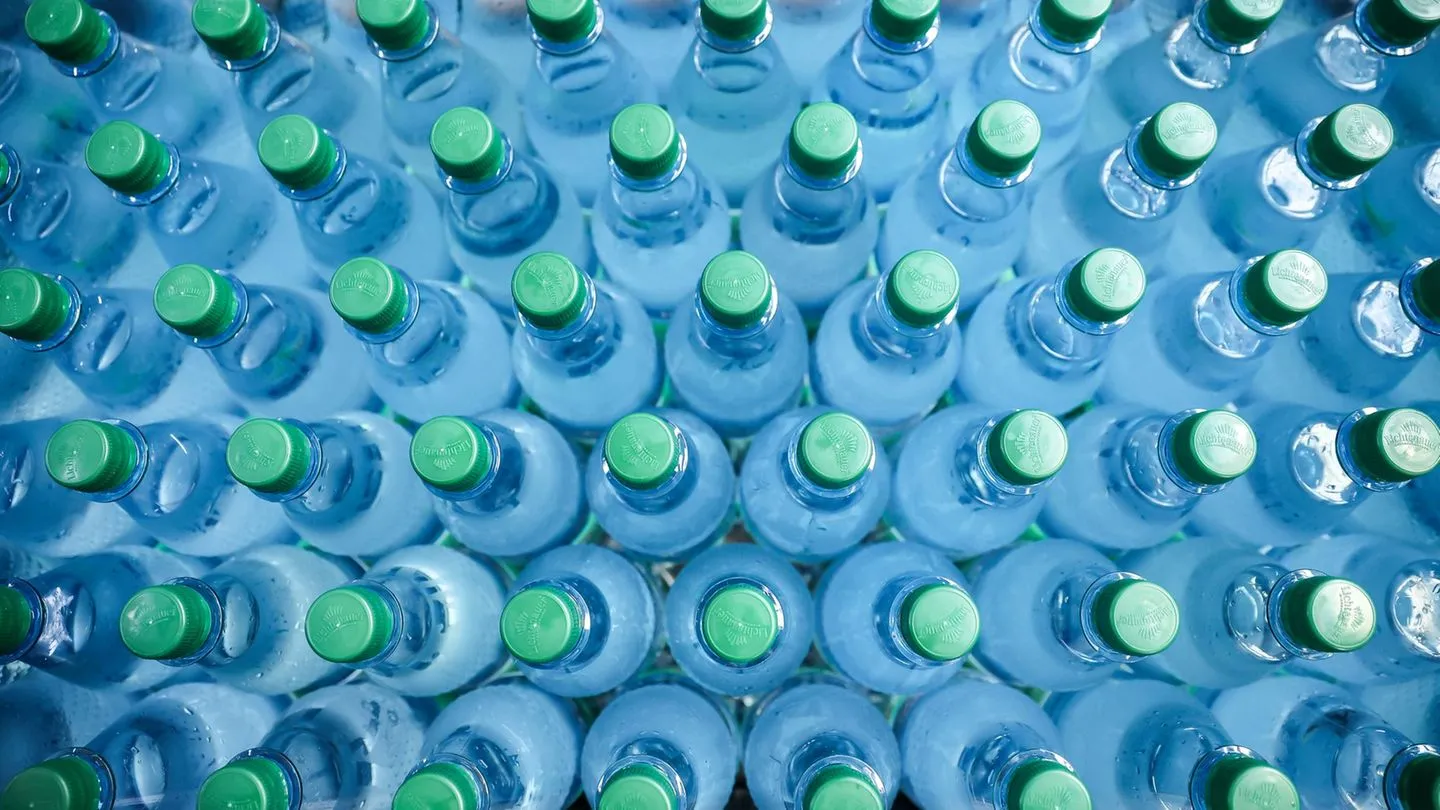 Hitze: Mineralwasser-Abfüller spüren „Logistik‑Engpass“ – Während die Politik abgelenkt ist, bleibt die Versorgung bisher stabil